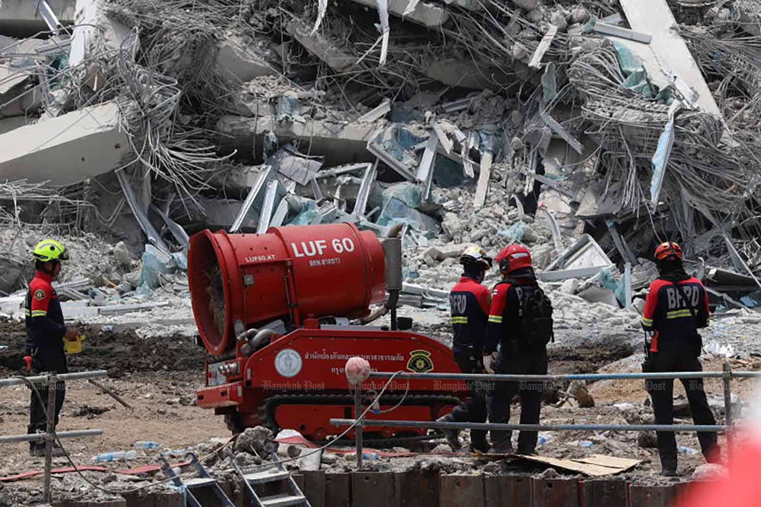 Продолжается операция по спасению 15 выживших на строительной площадке