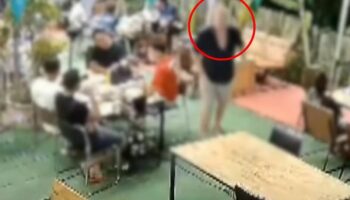 Пьяный британец якобы оскорбляет тайцев в ресторане (видео)