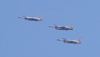 Реактивные самолеты сбросили по ошибке 8 бомб в Южной Корее, в результате чего 15 человек получили ранения, в том числе 4 тайца