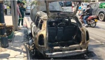 Роскошный Mini Cooper загорелся на улице Бангкока