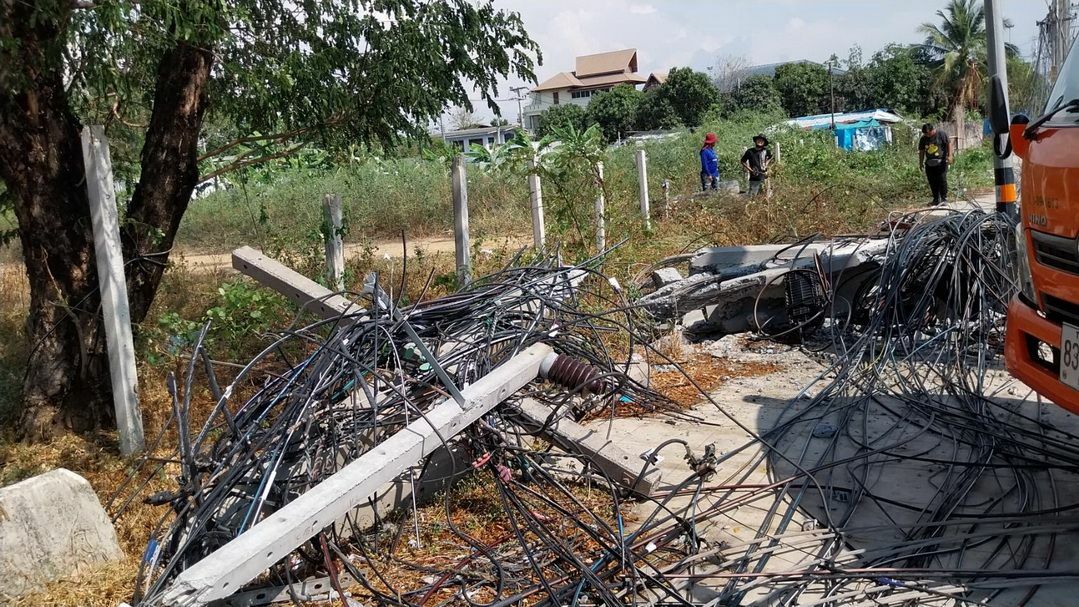 Сильный шторм опрокидывает столбы электропередач, нарушая движение транспорта в Патхумтхани