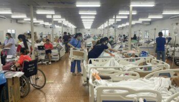 Смертельное землетрясение загоняет тайских пациентов в спортивный зал