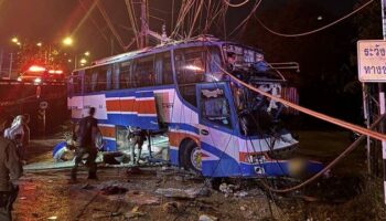 Сонный водитель врезался туристическим автобусом в столб электропередачи, ранив 36 человек