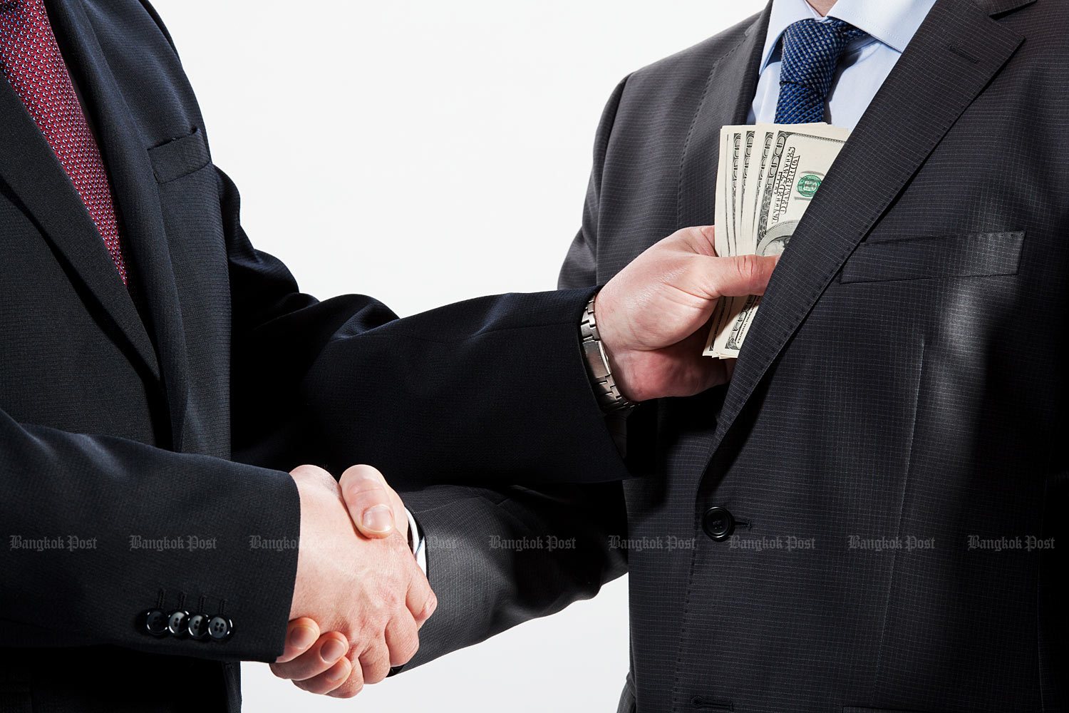 Сотрудники исправительных учреждений отрицают обвинения во взяточничестве в тюрьмах