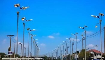 Странные фонарные столбы в виде "самолетов" вызвали онлайн-дебаты в Самут Пракан (видео)