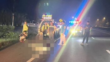 Тайская женщина погибла в автокатастрофе после того, как водитель фургона бросил ее посреди поездки