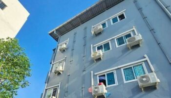 Тайский мужчина выгоняет подругу из квартиры в Бангкоке перед прыжком