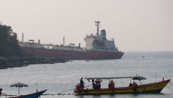 Танкер со сжиженным газом сел на мель на пляже Ко Лан, Паттайя