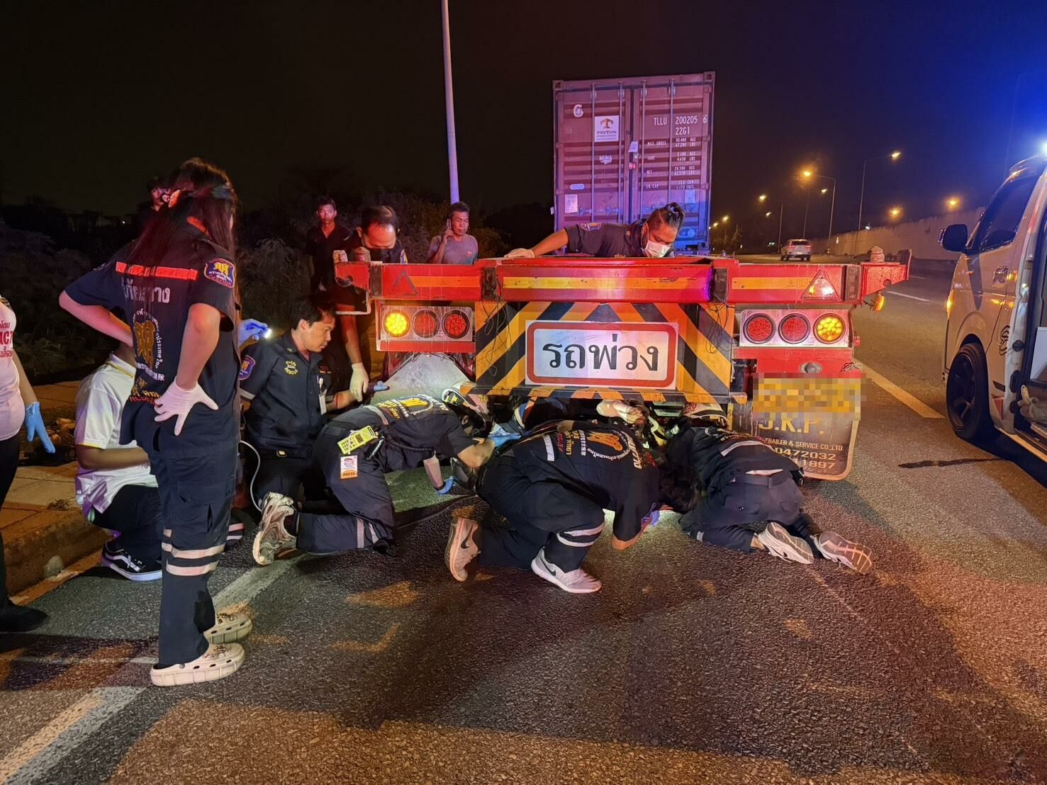 Теракт на стоянке грузовиков: мотоциклист врезался в грузовик недалеко от Паттайи