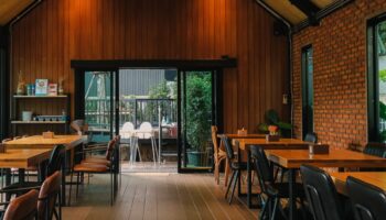 Я скоро вернусь: Иностранные туристы ужинают и гуляют в Краби