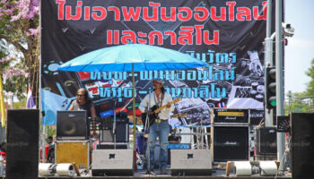 Jatuporn призывает к поддержке в знак протеста против правительственного законопроекта об азартных играх