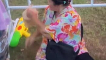 70-летней женщине сказали покинуть концерт из-за боли в ноге (видео)