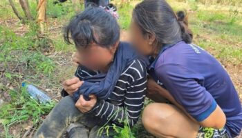 8-летняя девочка тонет в реке Мун в Бурираме, мать в отчаянии