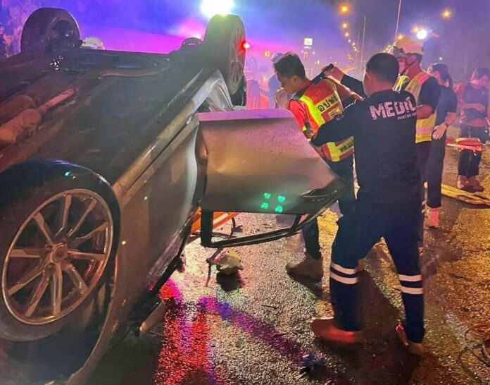 Автомобиль перевернулся в Пхаяо, водитель погиб во время фестиваля Сонгкран