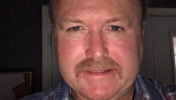 Американскому ученому, обвиняемому в оскорблении королевской власти, отказано в освобождении под залог