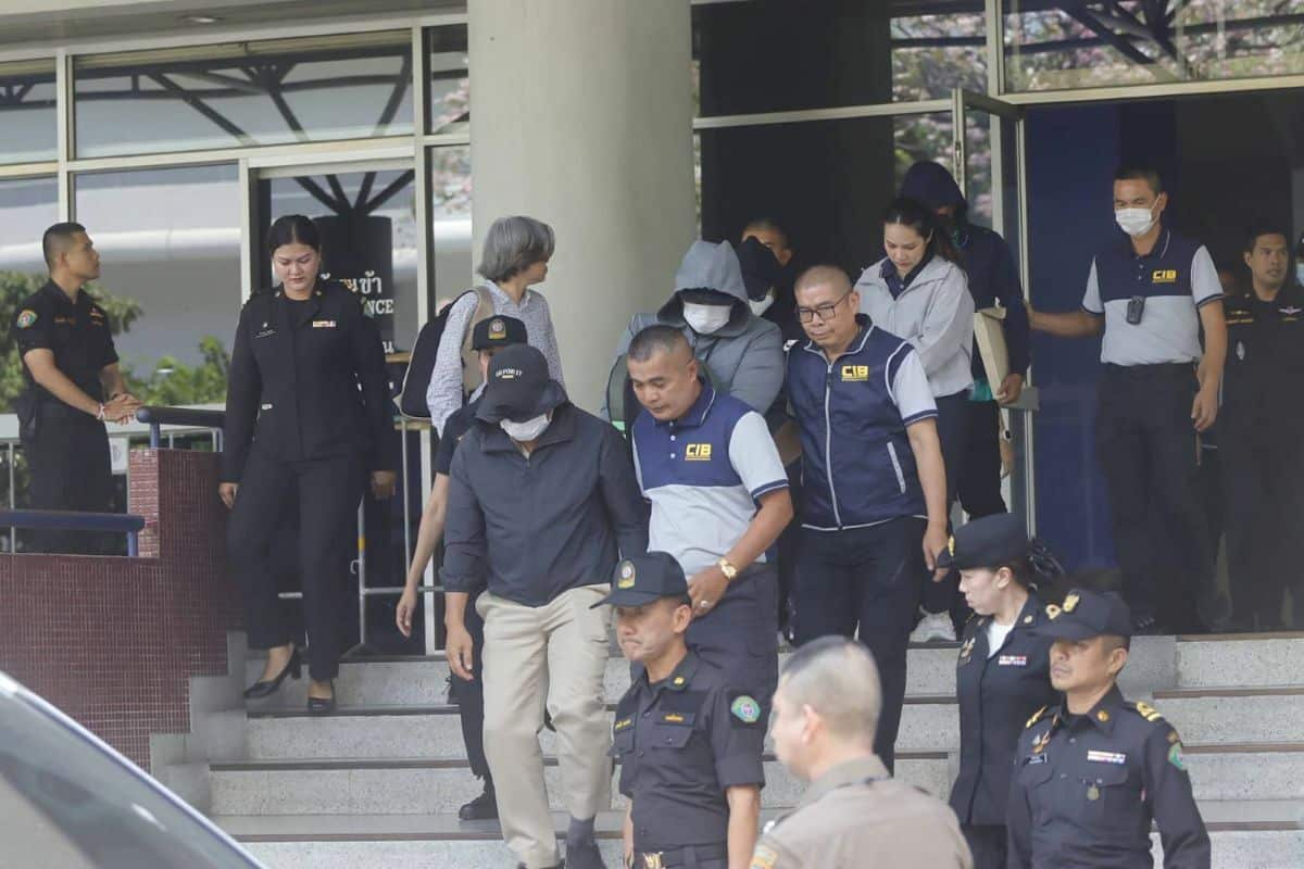 Бангкокских чиновников обвиняют в растрате средств на фиктивный ремонт автобусов