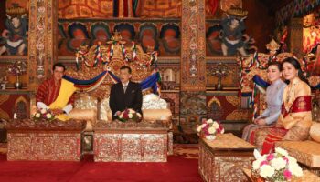 Бутанские и тайские монахи возносят песнопения Его Величеству королеве