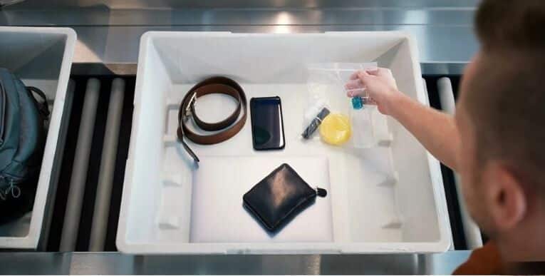 В аэропортах Таиланда вступили в силу новые правила использования жидкостей и геля