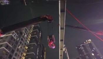 В результате аварии крана в Бангкоке пострадали двое рабочих-строителей