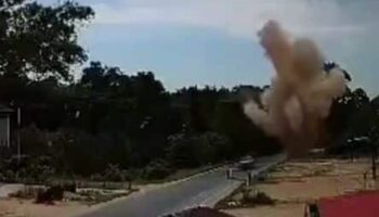 В результате взрыва бомбы в автомобиле волонтеров в Паттани пострадали семь человек (видео)