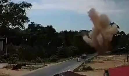 В результате взрыва бомбы в автомобиле волонтеров в Паттани пострадали семь человек (видео)