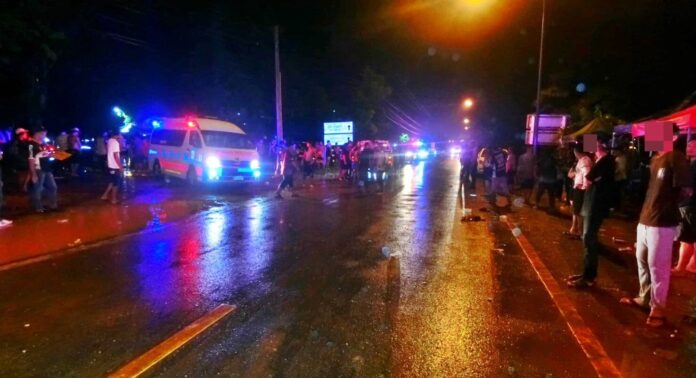 В Таиланде пикап врезался в толпу на Сонгкране, в результате чего 12 человек получили ранения