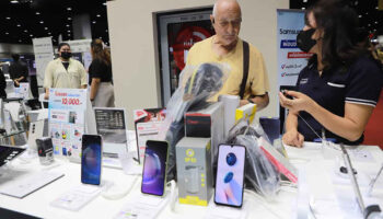 Ведется проверка 700 000 тайских номеров мобильных телефонов иностранцев