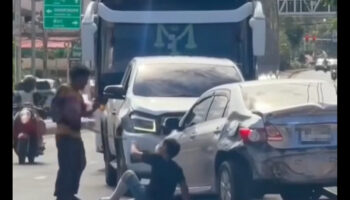 Водитель пикапа ведет прямую трансляцию инцидента на дороге Пхукета