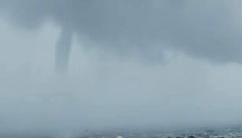 Водяной смерч вызвал тревогу возле пристани для яхт Пхукета