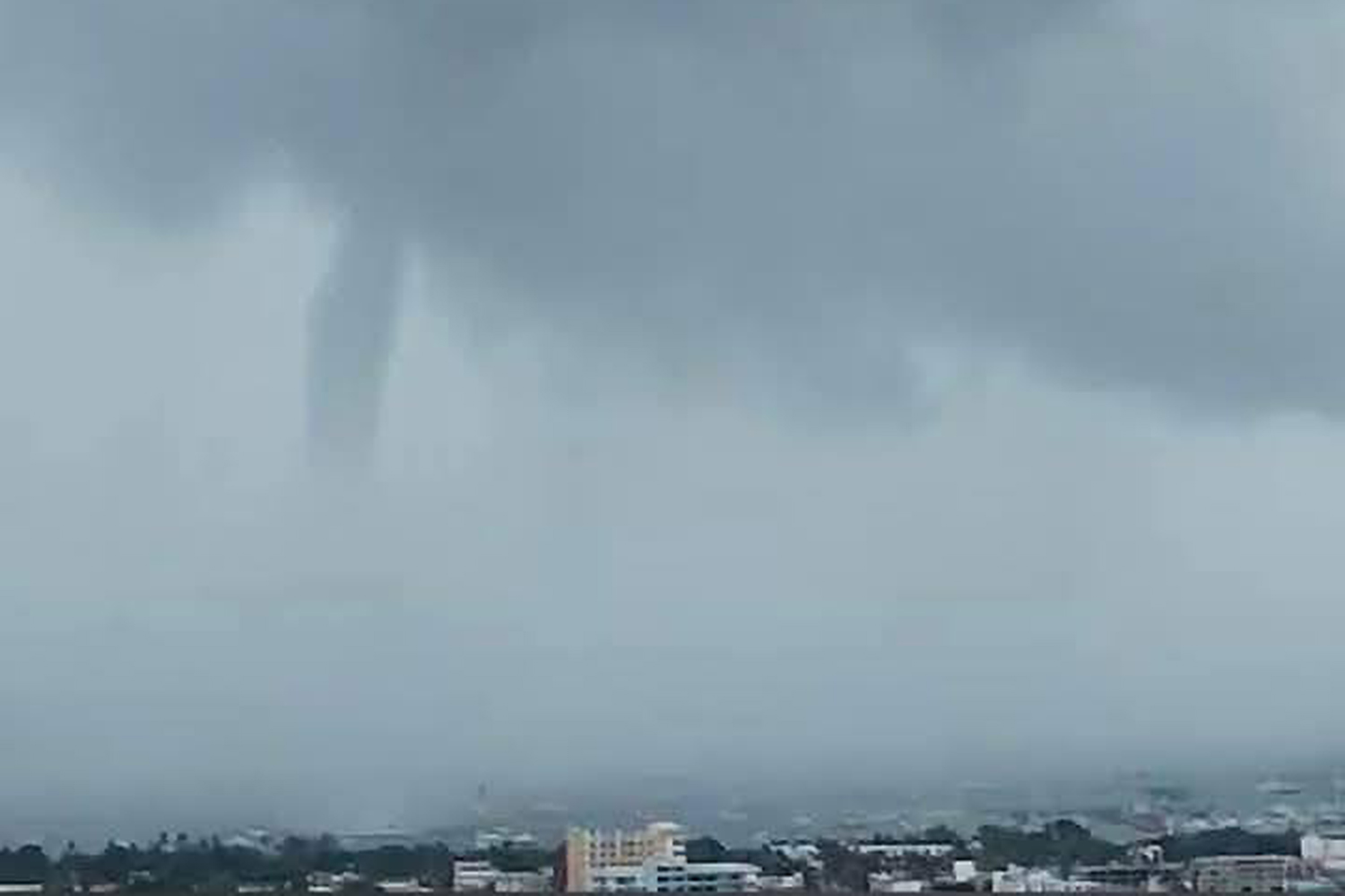 Водяной смерч вызвал тревогу возле пристани для яхт Пхукета