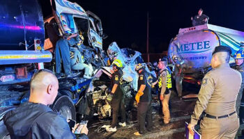 Восемь человек погибли в тройной аварии на автостраде