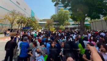 Встревоженные рабочие покидают здания в Бангкоке