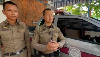 Героическая команда спасает пожилого мужчину из запертой машины в Аюттхае