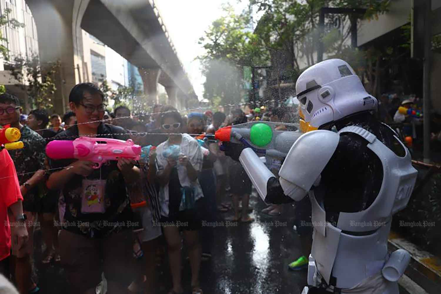 Город готовится к праздничным торжествам