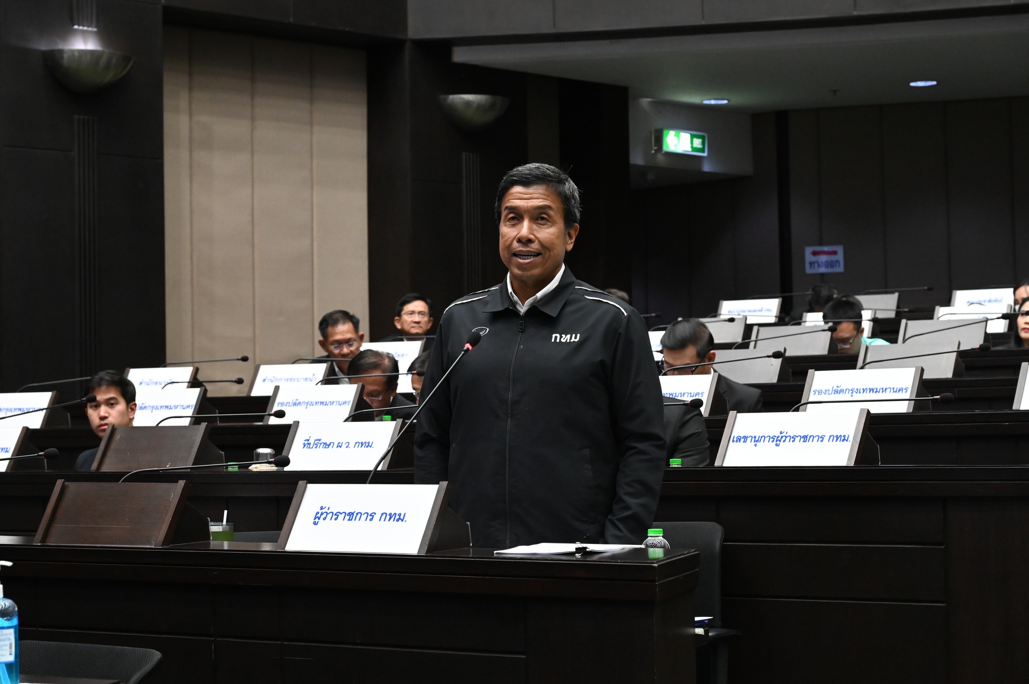 Губернатор Бангкока столкнулся с членом городского совета из-за обрушившегося здания