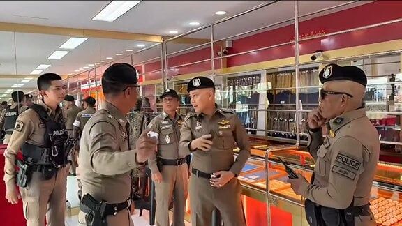 Двое арестованы после кражи золотого браслета стоимостью 100 тысяч батов во время ограбления в Вичите