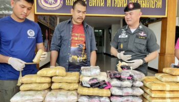 Двое мужчин арестованы с более чем 630 000 таблетками от наркотического опьянения