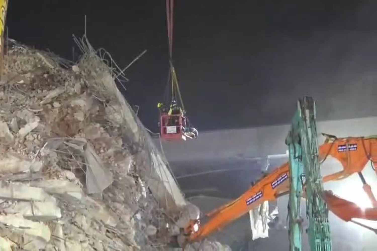 Еще одно тело извлекли из обрушившегося здания
