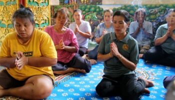 Жители стекаются в храм Пхетчабун за благословениями на лотерею