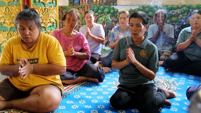 Жители стекаются в храм Пхетчабун за благословениями на лотерею