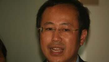 Задержка расследования Советом по этике в отношении Таксина Чинавата вызвала шквал критики