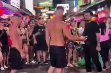 Иностранец в Таиланде получает урок культурного неуважения (видео)