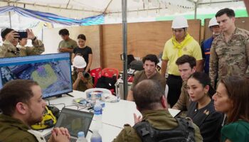 Иностранные команды начинают уходить с места обрушения