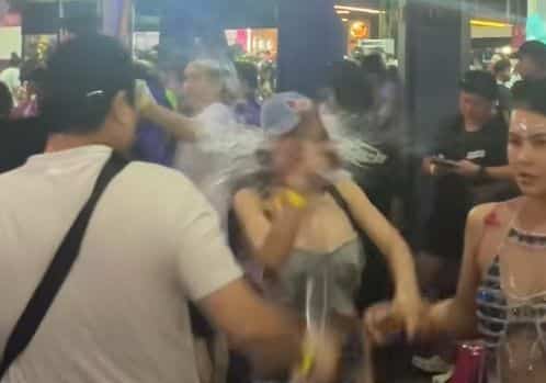 Иностранца раскритиковали за плохое поведение на вечеринке Сонгкран (видео)