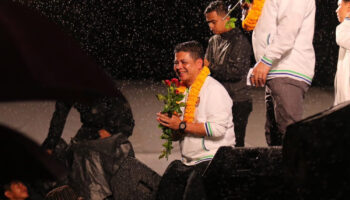 Клатхам побеждает на дополнительных выборах, уступая место Бхумджайтхаю