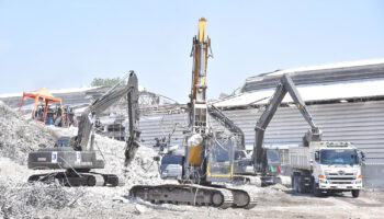 Количество завалов уменьшилось, на месте катастрофы появляется все больше тел.