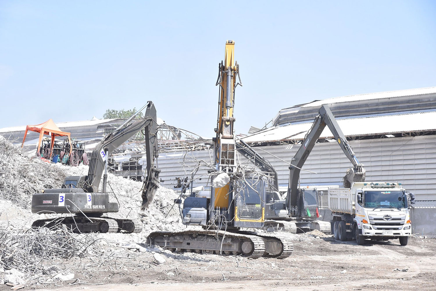 Количество завалов уменьшилось, на месте катастрофы появляется все больше тел.