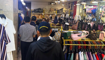 Крупная партия поддельных товаров в торговом центре city shopping mall