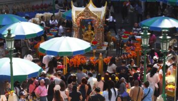 Малазийцы рвутся вперед, в то время как китайский туризм сталкивается с "лежачим полицейским"