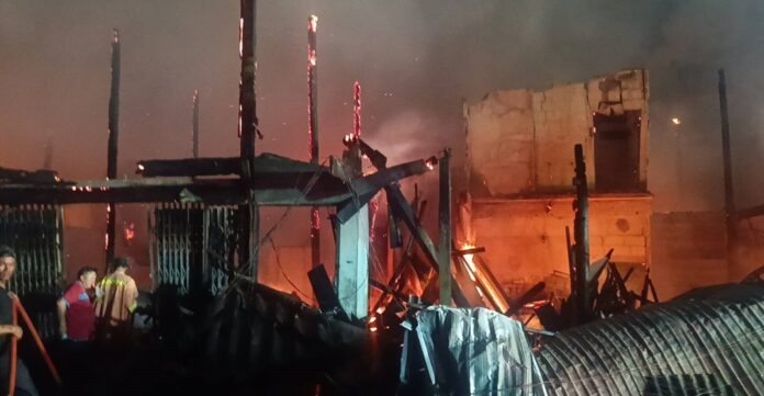 Массовый пожар опустошил рынок Фаном Сарахам, уничтожив 12 домов